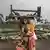 Una mujer junto a sus hijos desplazados en República Dempocrática del Congo.