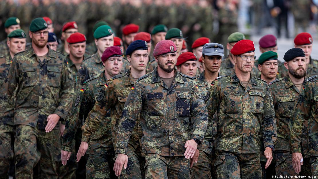 Litauen Vilnius im Mai 2025 - deutsche Panzerbrigade 45 bei feierlichem Appell. Soldaten marschieren