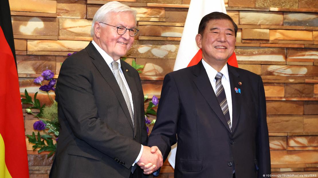 El presidente alemán Frank-Walter Steinmeier (izquierda en la imagen) estrecha la mano del primer ministro japonés Shigeru Ishiba antes de reunirse en Tokio (19.06.2025).