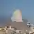 Im Vordergrund Gebäude, im Hintergrund steigt Rauch auf nach israelischem Angriff in Teheran