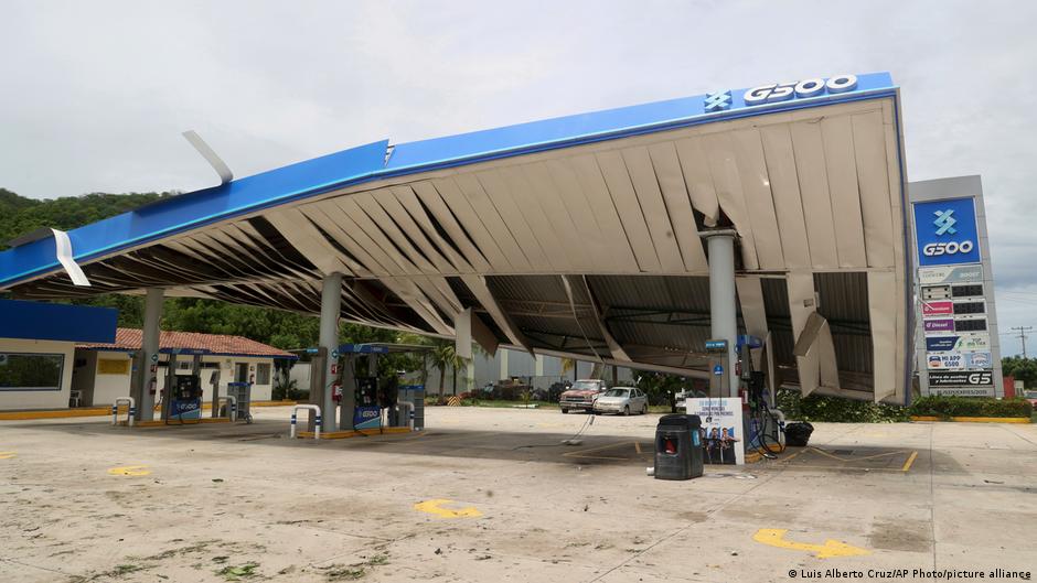 Mexico: Hurricane Erick weakens as residents clear debris