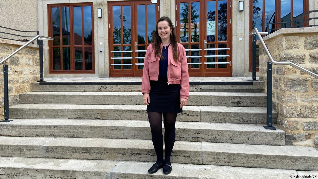 Mulher na escadaria de um prédio