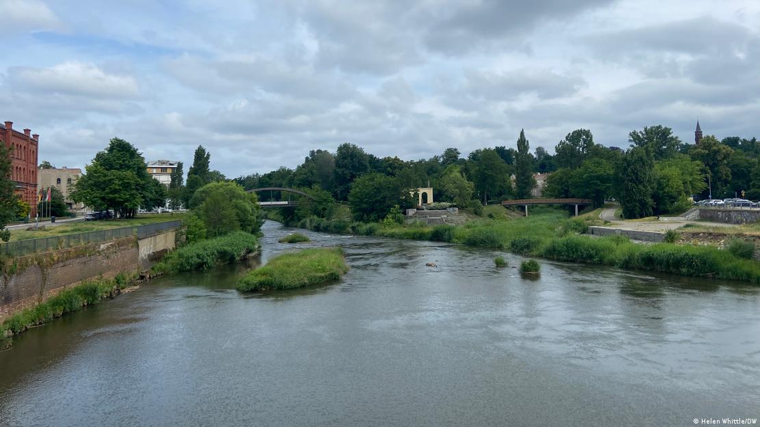 Vista de um rio com áreas verdes ao redor