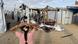 Una niña observa las carpas destruidas tras un ataque israelí contra un campo de desplazados. Una niña observa las carpas destruidas tras un ataque israelí contra un campo de desplazados.