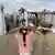 Una niña observa las carpas destruidas tras un ataque israelí contra un campo de desplazados.