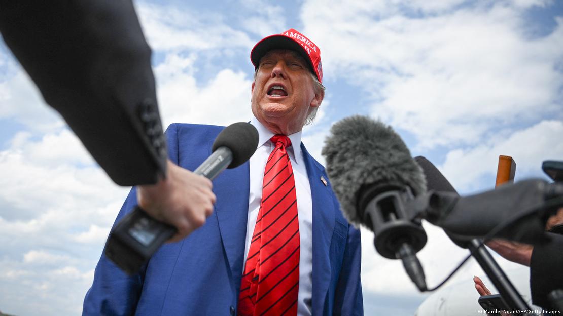 Donald Trump spricht am Flughafen Morristown, NJ, zu Reportern 