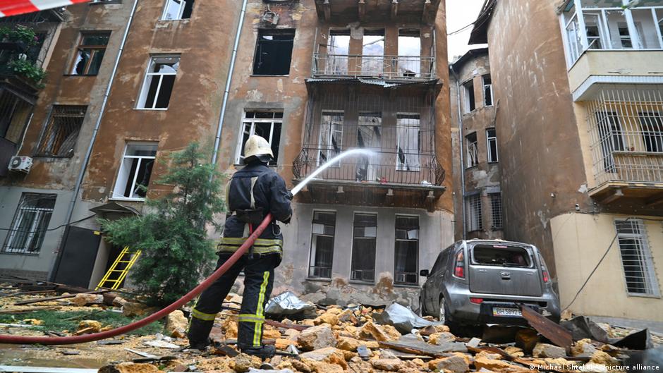 Ucrania y Rusia intercambian ataques nocturnos con drones – DW – 22/06/2025