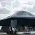 القاذفة الشبحية الاستراتيجية بي 2 B-2 Spirit التابعة لسلاح الجو الأمريكي وفرق صيانة تابعة لسلاح الجو الأمريكي.