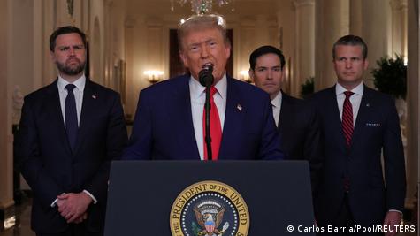 دونالد ترامپ، رئیسجمهور ایالات متحده به همراه چند تن از اعضای کابینه خود دونالد ترامپ، رئیسجمهور ایالات متحده به همراه چند تن از اعضای کابینه خود