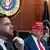 Donald Trump JD Vance verfolgen den Schlag gegen den Iran im "Situation Room" des Weißen Hauses - Trump mit "Make America Great Again" - Kappe