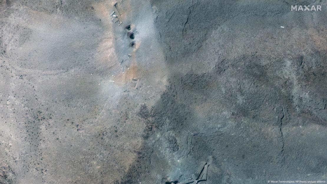 Imagen satelital que muestra cráteres en la zona donde se encontraría la instalación nuclear de Fordo, en Irán, tras el ataque estadounidense. Imagen satelital que muestra cráteres en la zona donde se encontraría la instalación nuclear de Fordo, en Irán, tras el ataque estadounidense.