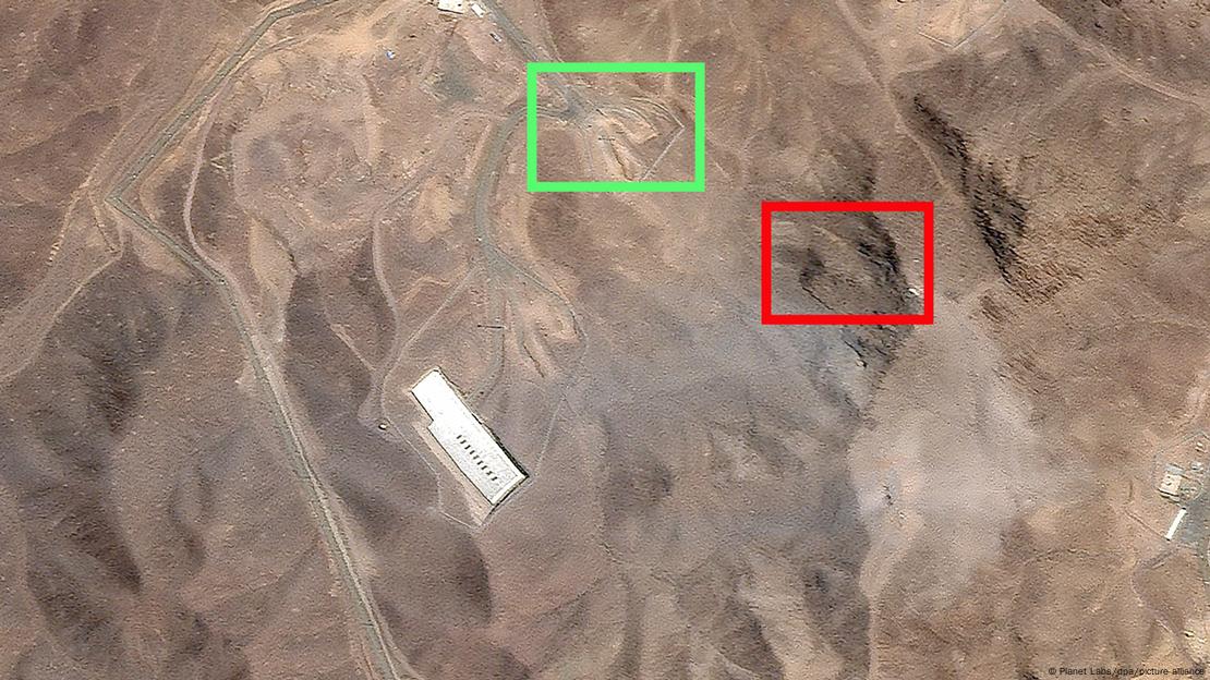 Fotografi satelitore e centralit bërthamor Fordo në Iran, ku janë shënuar me jeshile: hyrja e shkatërruar për në objektin nëntokësor, me të kuqe krateret që supozohet se janë shkaktuar prej bombave Fotografi satelitore e centralit bërthamor Fordo në Iran, ku janë shënuar me jeshile: hyrja e shkatërruar për në objektin nëntokësor, me të kuqe krateret që supozohet se janë shkaktuar prej bombave