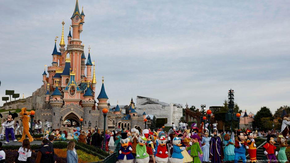 French police probe staged Disneyland 'wedding' with minor - DW