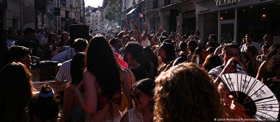 Multidão participa da Fête de la Musique em rua de Paris em 2025