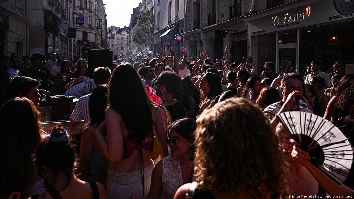 A chock-a-block street during Fete De La Musique celebrations