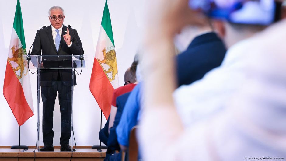 Reza Pahlavi na konferenciji za novinare u Parizu (23. jun 2025.)