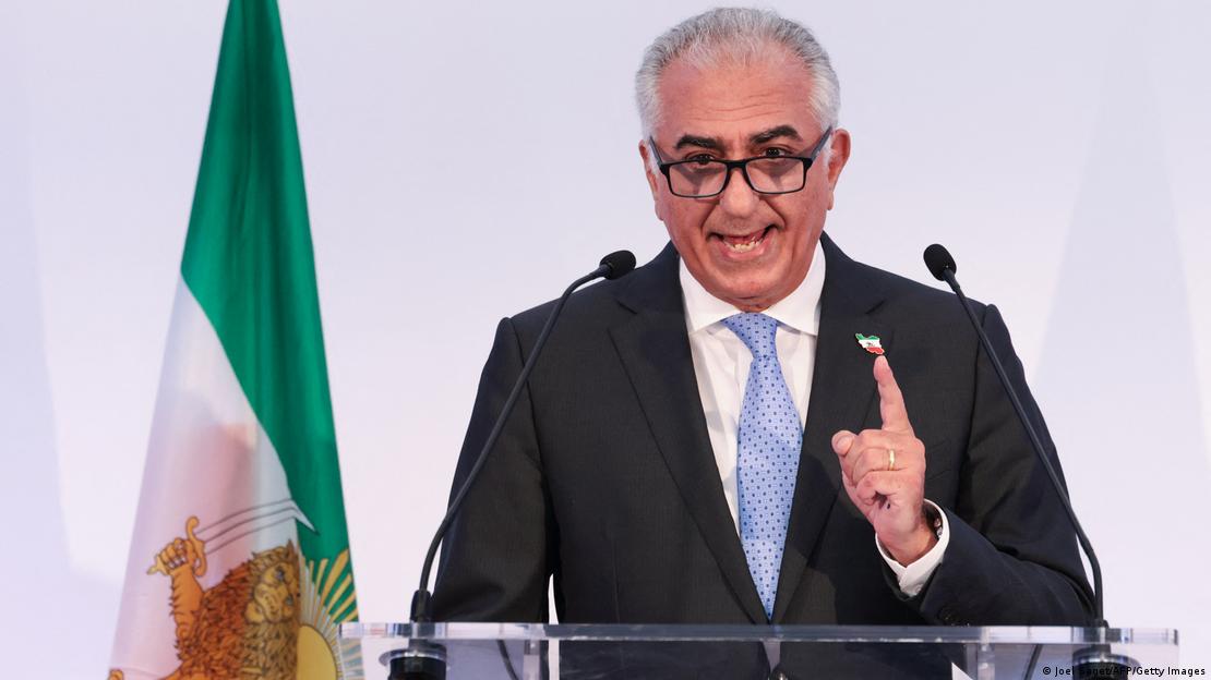 Rıza Pehlevi kürsüde konuşuyor Rıza Pehlevi kürsüde konuşuyor