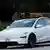 Un robotaxi Tesla circula por una avenida de Austin, Texas, la única comunidad donde está en marcha el programa de robotaxis prometido por Elon Musk a sus inversionistas.