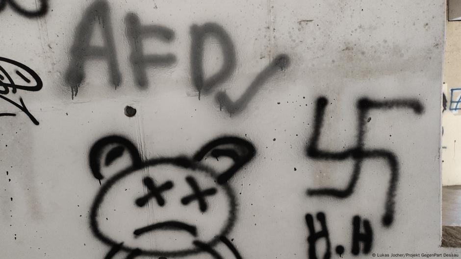 Na zidovi u Desauu često osvanu simboli i slogani koji su u Nemačkoj zabranjeni