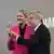 der scheidende IOC-Präsident Thomas Bach überreicht seiner Nachfolgerin Kirsty Coventry bei der Amtsübergabe einen goldenen Schlüssel mit den olympischen Ringen