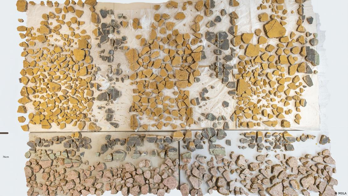 Paneles amarillos y de imitación, por el Museo de Arqueología de Londres. 