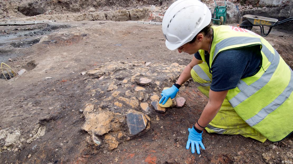 Los arqueólogos del Museo de Arqueología del Londres trabajan en el lugar donde encontraron los fragmentos del fresco romano.