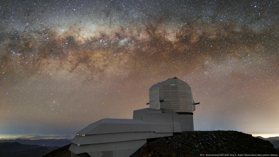 Kamera më e madhe digjitale në botë e vendosur në Observatorin Vera Rubin në Kili ka kapur imazhin qiellor me rezolucion të lartë të Kashtës së Kumtrit. Kamera më e madhe digjitale në botë e vendosur në Observatorin Vera Rubin në Kili ka kapur imazhin qiellor me rezolucion të lartë të Kashtës së Kumtrit.