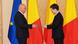 Doi bărbați în ținută oficială, cu steaguri ale României și UE pe fundal - premierul Ilie Bolojan la depunerea jurământului în fața șefului statului Nicușor Dan Doi bărbați în ținută oficială, cu steaguri ale României și UE pe fundal - premierul Ilie Bolojan la depunerea jurământului în fața șefului statului Nicușor Dan