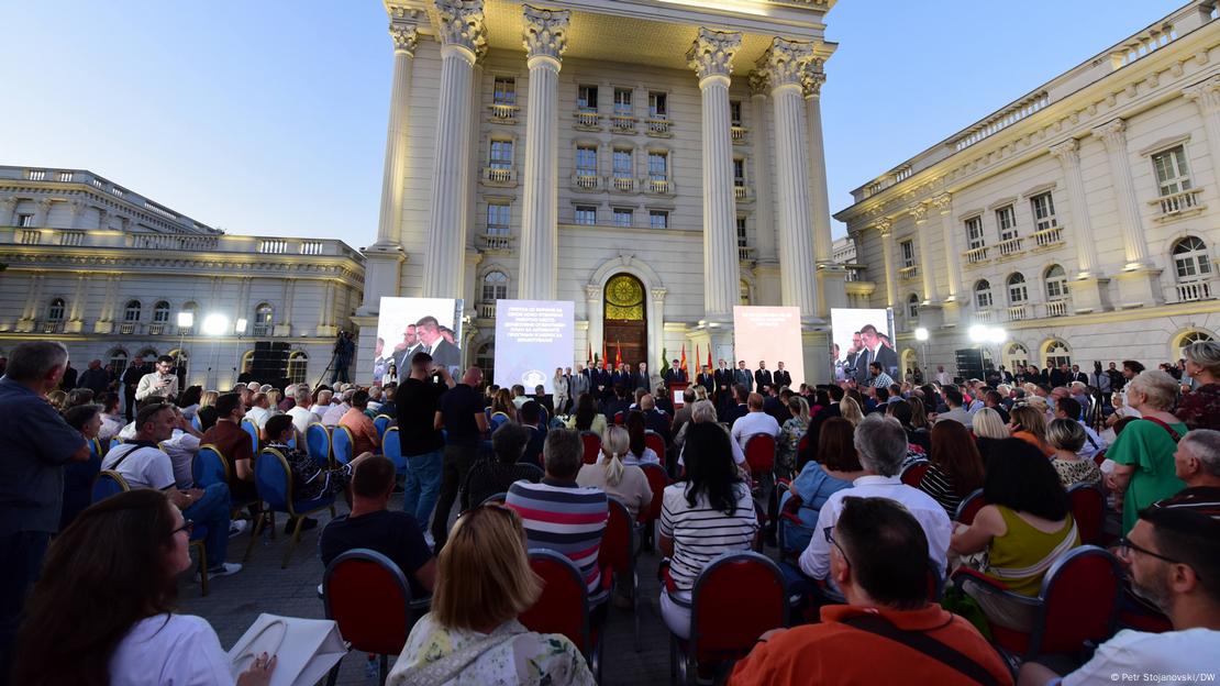 Свечена прес-конференција на македонската Влада пред нејзиното седиште во Скопје по повод едногодишната работа 