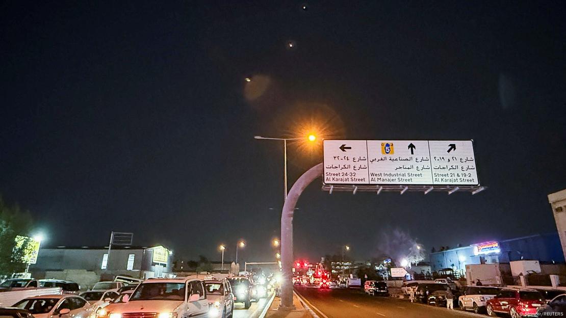 Misiles sobre los cielos de Doha, Catar, después de que Irán lanzara misiles contra la base aérea de Al Udeid. Misiles sobre los cielos de Doha, Catar, después de que Irán lanzara misiles contra la base aérea de Al Udeid.