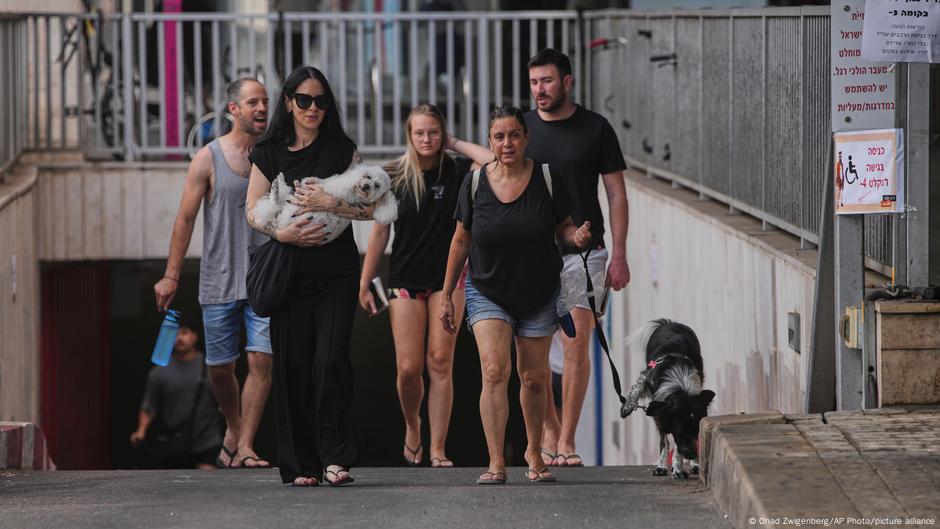 Tel Aviv 24. juna 2025: Ljudi izlaze iz podzemne garaže nakon što je objavljen prekid vazdušne opasnosti
