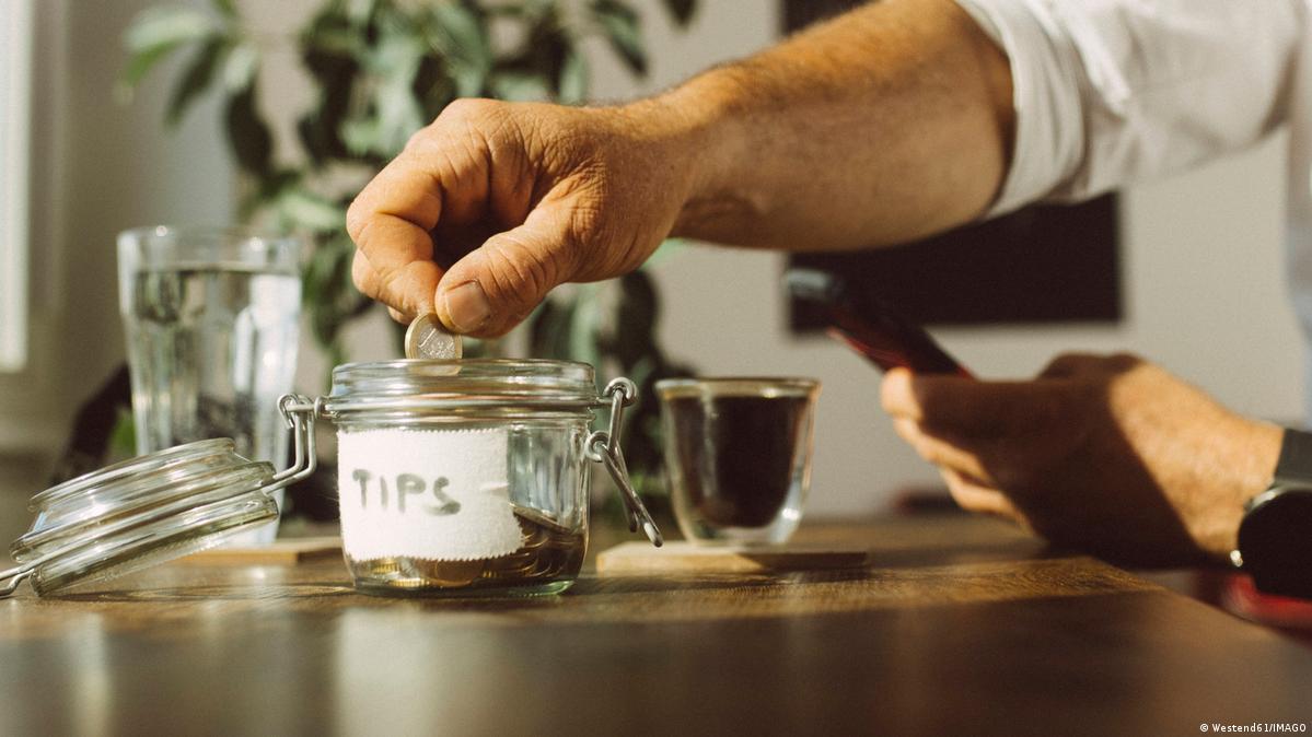 Dar o no dar propina? Las reglas ya no son claras – DW – 30/06/2025