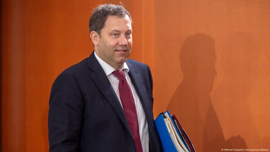 Nemački ministar finansija Lars Klingbajl nosi svoj nacrt budžeta