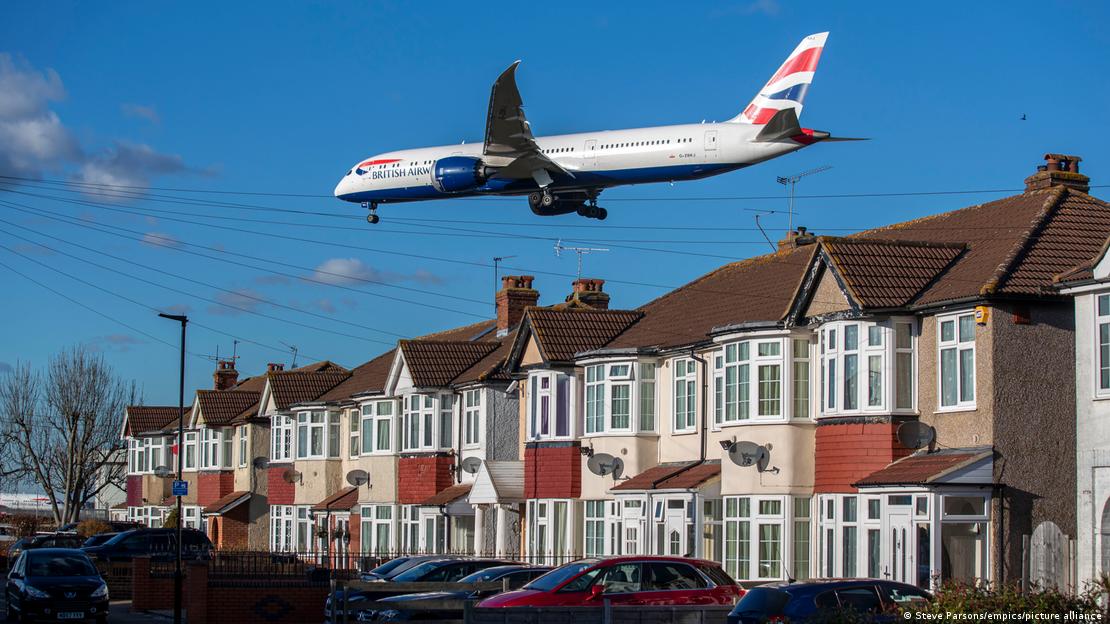 Un avión cruza el cielo a baja altura en Londres.
