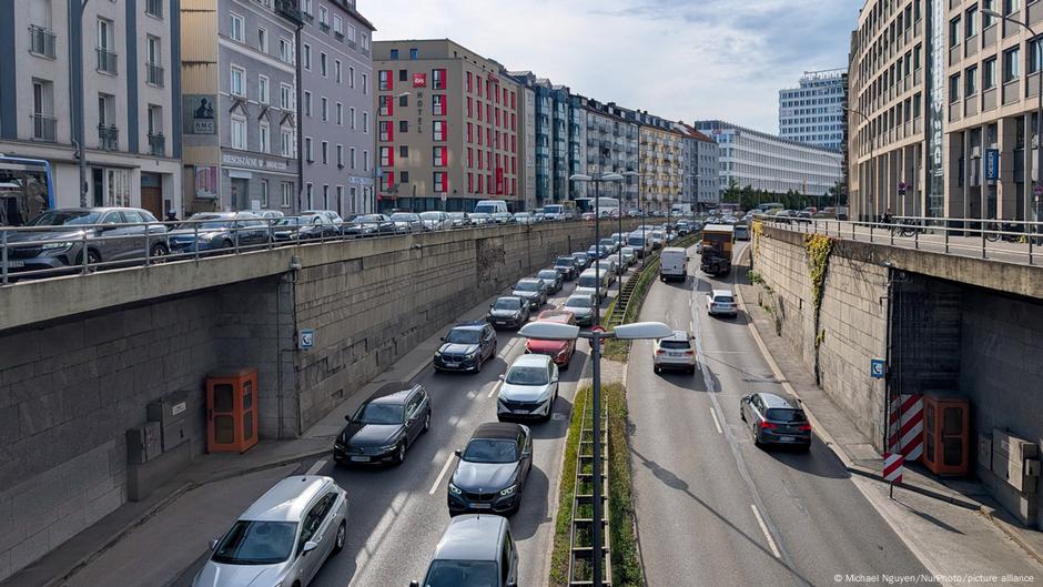 Germany updates: Germans driving cars more - report - DW - 07/15/2025