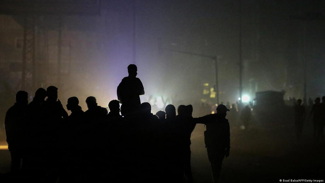Gece vakti yardım kuyruğundan dönen Filistinliler