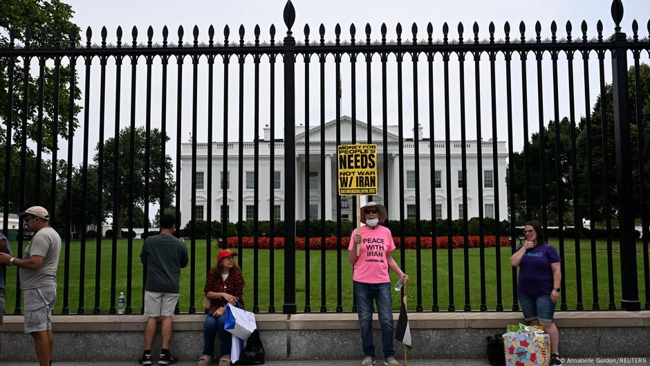 Demonstrant protestuje ispred Bele kuće protiv američkih vazdušnih napada na Iran