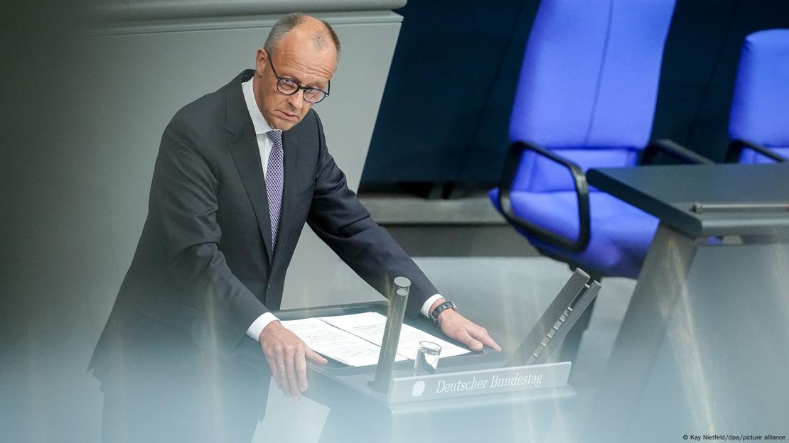 Gjermani, Berlin 2025 | Kancelari Friedrich Merz jep deklaratën qeveritare mbi samitet e NATO-s dhe BE-së. Merz duke folur me duart mbështetur mbi pult Gjermani, Berlin 2025 | Kancelari Friedrich Merz jep deklaratën qeveritare mbi samitet e NATO-s dhe BE-së. Merz duke folur me duart mbështetur mbi pult