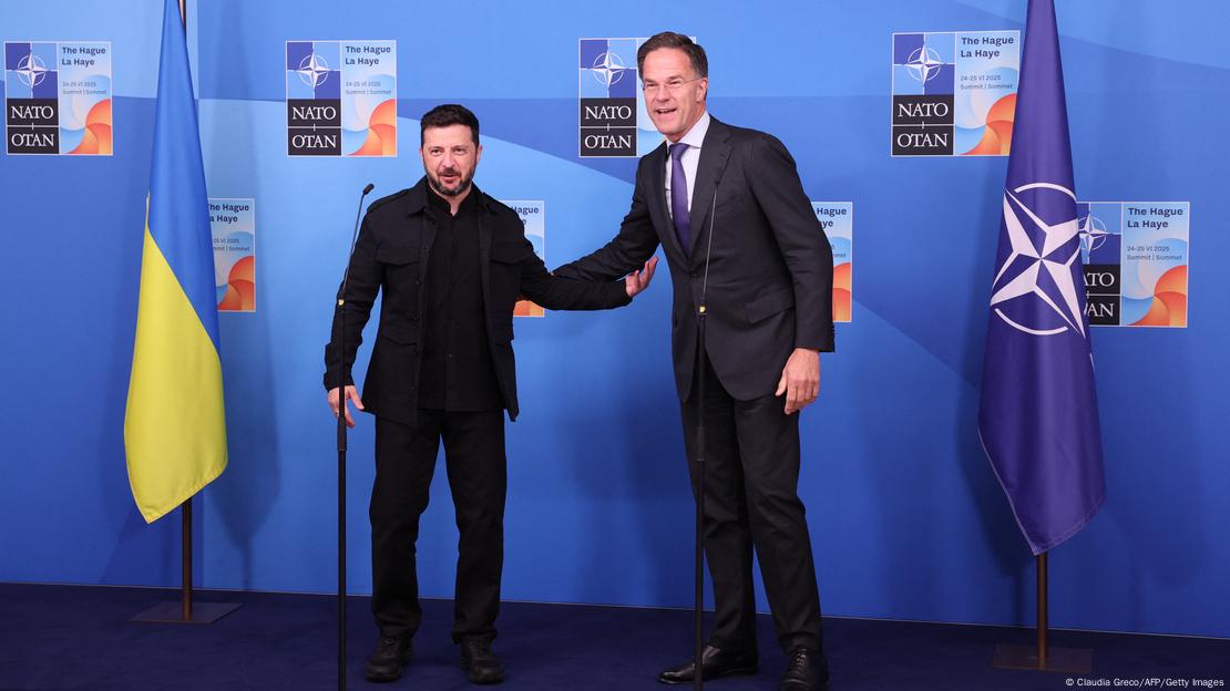 El secretario general de la OTAN, Mark Rutte (derecha), da la bienvenida al presidente de Ucrania, Volodymyr Zelensky (izquierda), antes de su reunión bilateral al margen de la cumbre de jefes de Estado y de Gobierno de la OTAN, celebrada en La Haya durante dos días, el 24 de junio de 2025. El secretario general de la OTAN, Mark Rutte (derecha), da la bienvenida al presidente de Ucrania, Volodymyr Zelensky (izquierda), antes de su reunión bilateral al margen de la cumbre de jefes de Estado y de Gobierno de la OTAN, celebrada en La Haya durante dos días, el 24 de junio de 2025.