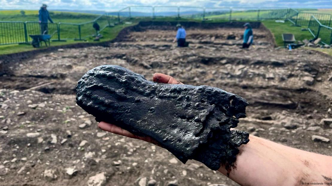 Los voluntarios del Proyecto Magna quedaron asombrados cuando descubrieron el calzado intacto que había permanecido conservado durante 2.000 años. Los voluntarios del Proyecto Magna quedaron asombrados cuando descubrieron el calzado intacto que había permanecido conservado durante 2.000 años.