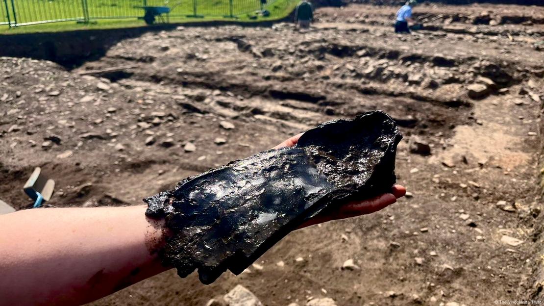 El equipo de arqueólogos excavó cuidadosamente la trampa "rompe-tobillos" donde apareció el extraordinario zapato romano de 32 centímetros. El equipo de arqueólogos excavó cuidadosamente la trampa "rompe-tobillos" donde apareció el extraordinario zapato romano de 32 centímetros.