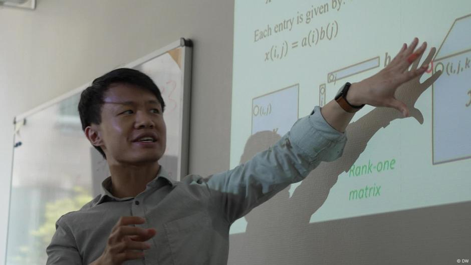 Professor Bonald Ziyue Li discussing AI in public transport