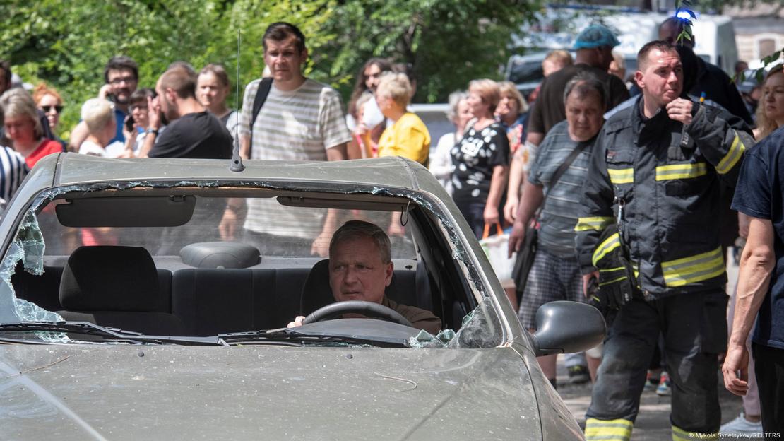 Un automóvil con los cristales rotos en Dnipro. Un automóvil con los cristales rotos en Dnipro.