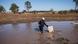 Los servicios de emergencia buscan víctimas de las inundaciones en un estanque. Los servicios de emergencia buscan víctimas de las inundaciones en un estanque.