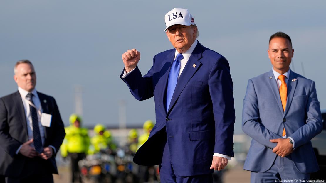 Hagë 2025 | Samiti i NATO-s | Presidenti i SHBA-së, Donald Trump, mbërrin në aeroportin e Amsterdamit me doren grusht Hagë 2025 | Samiti i NATO-s | Presidenti i SHBA-së, Donald Trump, mbërrin në aeroportin e Amsterdamit me doren grusht