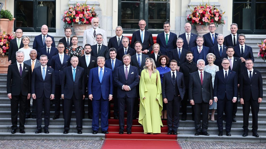Foto grupi - Presidenti Donald Trump, përpara i katërti majtas, pozon me Mbretin Willem Alexander të Holandës, Mbretëreshën Maxima të Holandës dhe krerët e shteteve dhe qeverive të NATO-s gjatë një fotoje grupi në Paleis Huis ten Bosch në margjinat e samitit të NATO-s në Hagë. Foto grupi - Presidenti Donald Trump, përpara i katërti majtas, pozon me Mbretin Willem Alexander të Holandës, Mbretëreshën Maxima të Holandës dhe krerët e shteteve dhe qeverive të NATO-s gjatë një fotoje grupi në Paleis Huis ten Bosch në margjinat e samitit të NATO-s në Hagë.