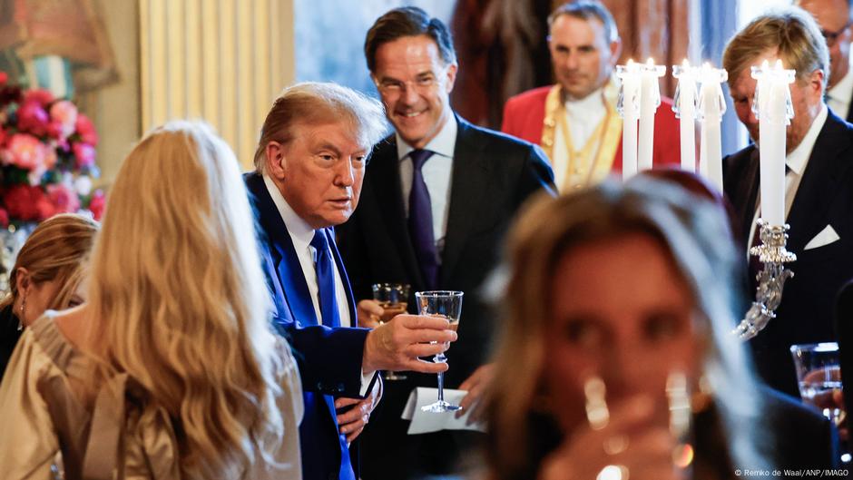Donald Tramp i Mark Rute na banketu kojim je započeo samit NATO u Hagu