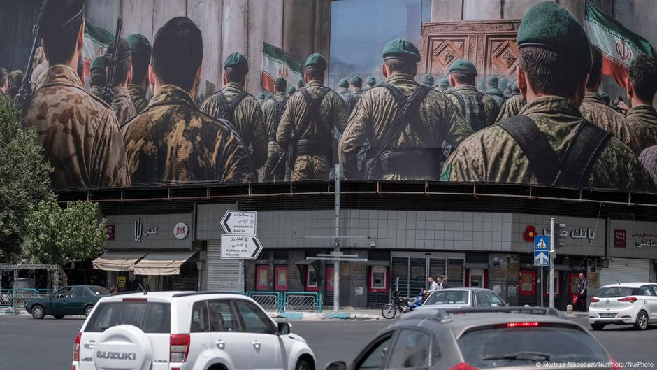 Ideološka mobilizacija: Na bilbordu su pripadnici Revolucionarne garde, Teheran, 24. juna 2025.