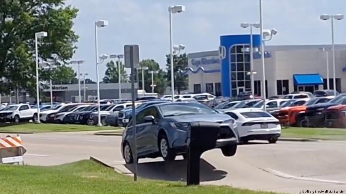 Carretera "explota" por calor extremo y lanza coche al aire – DW – 25/06/2025