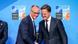 Doi bărbaţi îşi dau mâna. Friedrich Merz și Mark Rutte Doi bărbaţi îşi dau mâna. Friedrich Merz și Mark Rutte